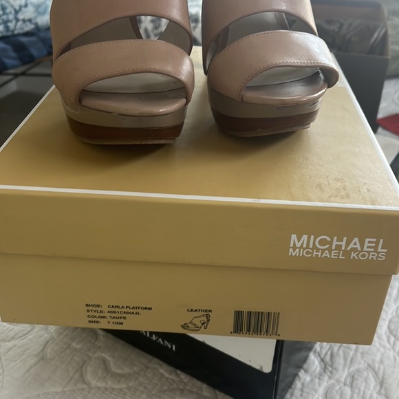 Barely worn. Size 7.5. - Picture 2 of 5